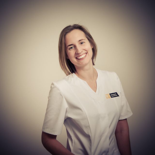 Osteopate Nele Van Vaerenbergh in haar praktijk te Mol
